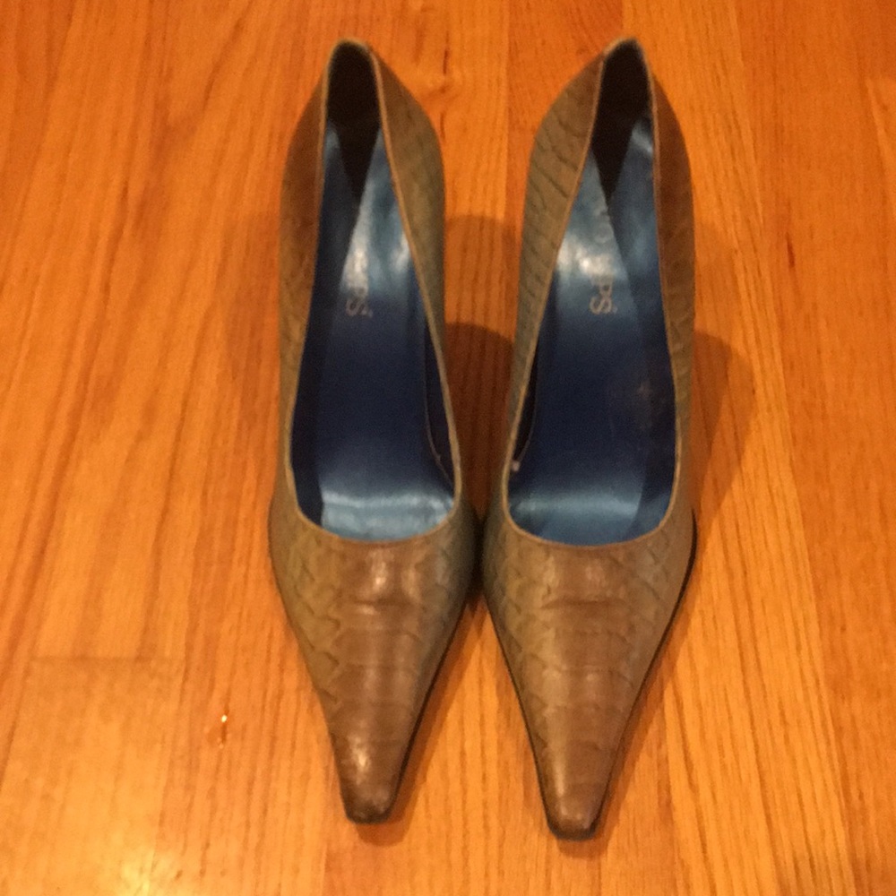 Women’s size 5.5 heels snakeskin design